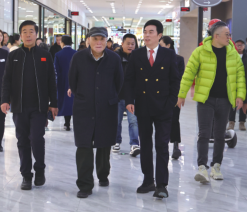 波司登品牌董事局主席高德康莅临欧亚卖场考察 集团曹和平董事长陪同